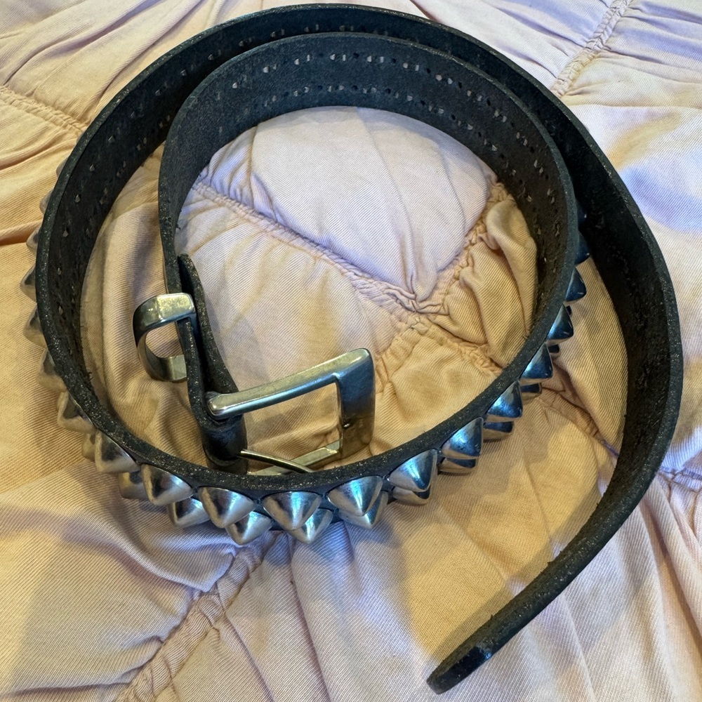 Black Belt Accessory for Stylish Outfits